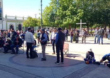 PROTESTAN CONCESIONARIOS POR FUERA DE PALACIO DE GOBIERNO
