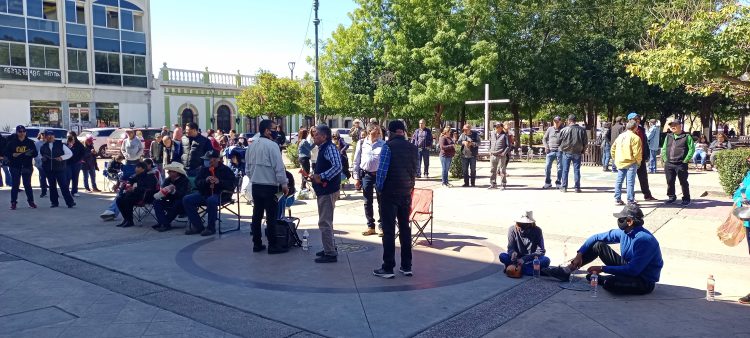 PROTESTAN CONCESIONARIOS POR FUERA DE PALACIO DE GOBIERNO