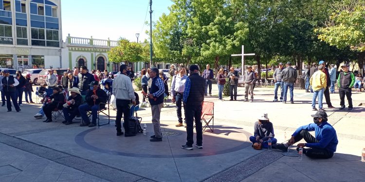 PROTESTAN CONCESIONARIOS POR FUERA DE PALACIO DE GOBIERNO