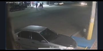 AUTO ARROLLA A FAMILIA AL SUR HERMOSILLO, SOLICITAN AYUDA PARA DAR CON SU PARADERO
