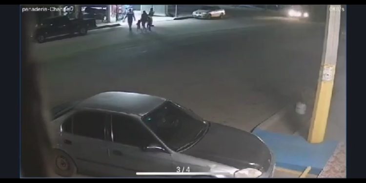AUTO ARROLLA A FAMILIA AL SUR HERMOSILLO, SOLICITAN AYUDA PARA DAR CON SU PARADERO