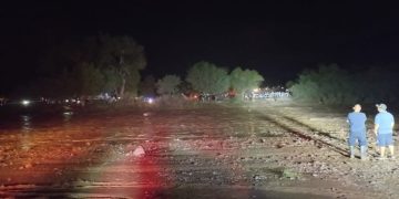 Cuerpos de emergencia rescatan con vida a cinco personas arrastradas en el Río Cabullona