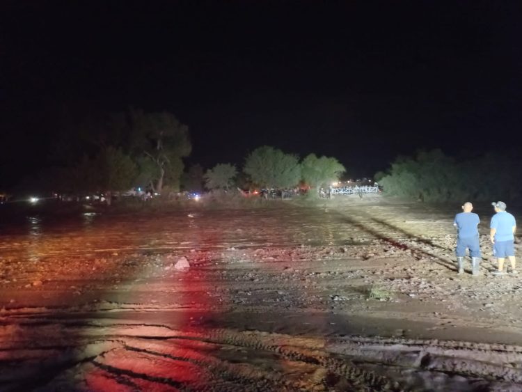 Cuerpos de emergencia rescatan con vida a cinco personas arrastradas en el Río Cabullona