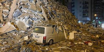 “¿ALGUIEN PUEDE ESCUCHARME?”: TURQUÍA Y SIRIA BUSCAN SOBREVIVIENTES TRAS EL TERREMOTO QUE DEJÓ MÁS DE 3.600 MUERTOS