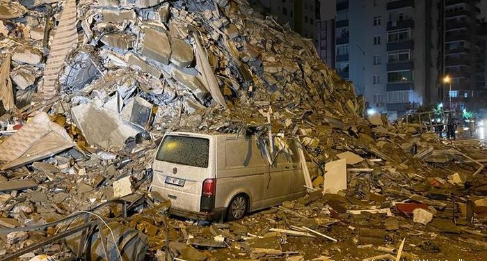 “¿ALGUIEN PUEDE ESCUCHARME?”: TURQUÍA Y SIRIA BUSCAN SOBREVIVIENTES TRAS EL TERREMOTO QUE DEJÓ MÁS DE 3.600 MUERTOS