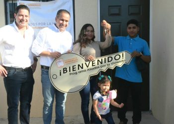 Entrega Toño Astiazarán vivienda digna a familia de la colonia Villa Verde