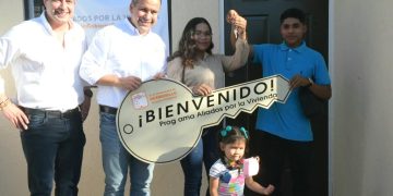 Entrega Toño Astiazarán vivienda digna a familia de la colonia Villa Verde