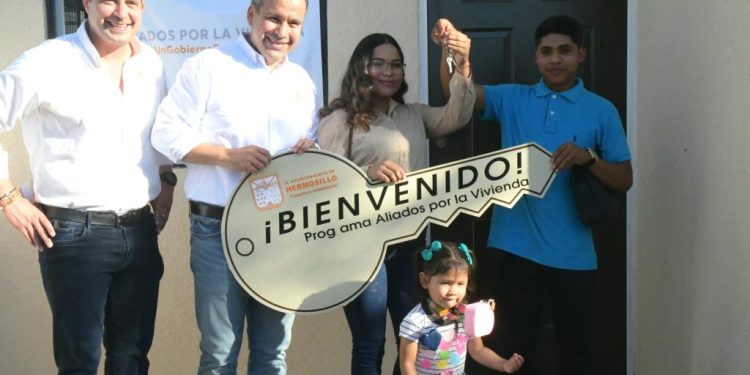 Entrega Toño Astiazarán vivienda digna a familia de la colonia Villa Verde