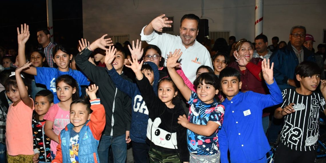Celebra Toño Astiazarán con familias de la Solidaridad posada navideña Creces
