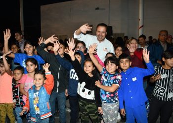 Celebra Toño Astiazarán con familias de la Solidaridad posada navideña Creces