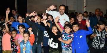 Celebra Toño Astiazarán con familias de la Solidaridad posada navideña Creces