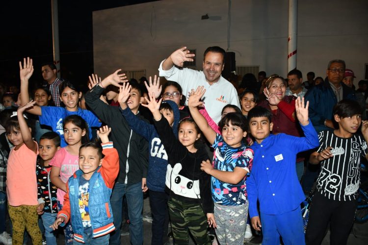 Celebra Toño Astiazarán con familias de la Solidaridad posada navideña Creces
