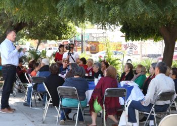 Visita “El Borrego” Gándara a vecinos del Fovissste