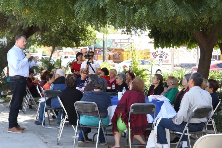 Visita “El Borrego” Gándara a vecinos del Fovissste