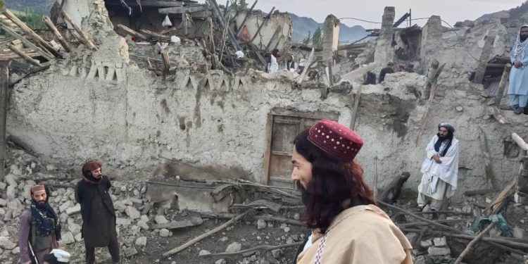 AZOTA TERREMOTO AL SUDESTE DE AFGANISTÁN, HAY MIL MUERTOS
