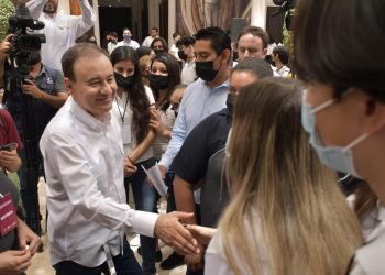 Gobernador Alfonso Durazo llama a estudiantes a prepararse para transformar Sonora