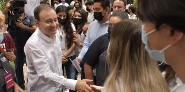 Gobernador Alfonso Durazo llama a estudiantes a prepararse para transformar Sonora