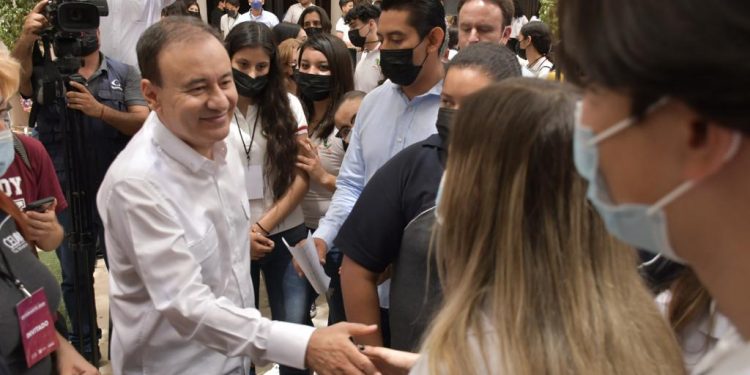 Gobernador Alfonso Durazo llama a estudiantes a prepararse para transformar Sonora