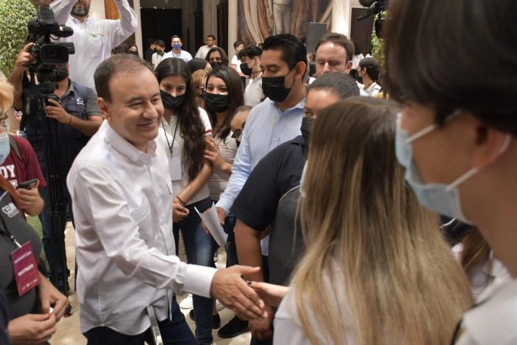 Gobernador Alfonso Durazo llama a estudiantes a prepararse para transformar Sonora