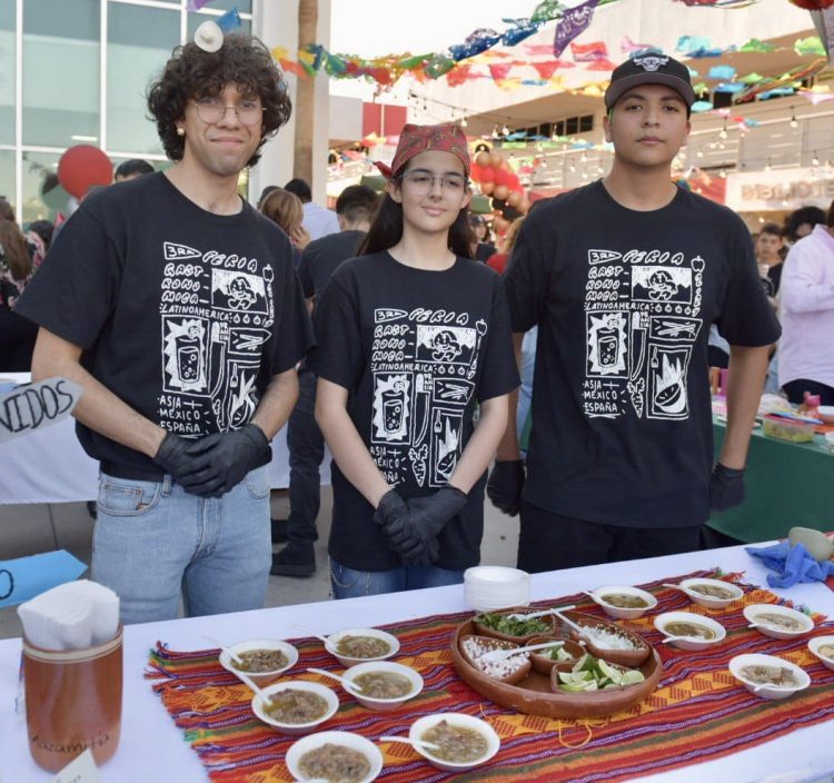 Coloca Gobierno Municipal placa de la Séptima Muestra de San Pedro en Universidad Vizcaya de las Américas