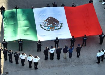 PRESIDE ANTONIO ASTIAZARÁN HONORES A LA BANDERA EN EL CERRO DE LA CAMPANA