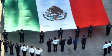 PRESIDE ANTONIO ASTIAZARÁN HONORES A LA BANDERA EN EL CERRO DE LA CAMPANA