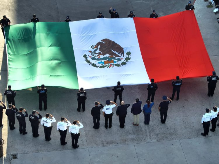 PRESIDE ANTONIO ASTIAZARÁN HONORES A LA BANDERA EN EL CERRO DE LA CAMPANA
