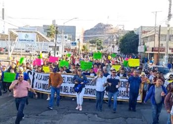 Marcha la Unión de Usuarios de Hermosillo por el derecho humano a la luz en Sonora