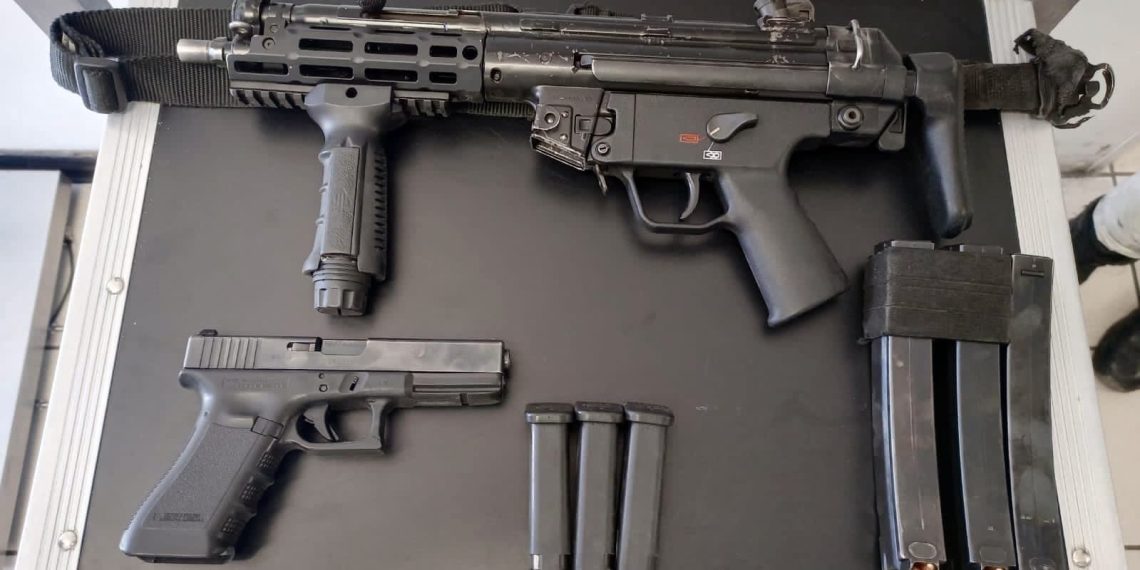 GUARDIA NACIONAL Y ADUANAS DE MÉXICO DETECTAN ARMAS OCULTAS EN MOCHILA Y EN UNA BOLSA DE CROQUETAS