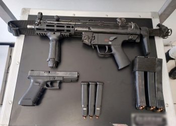 GUARDIA NACIONAL Y ADUANAS DE MÉXICO DETECTAN ARMAS OCULTAS EN MOCHILA Y EN UNA BOLSA DE CROQUETAS