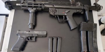 GUARDIA NACIONAL Y ADUANAS DE MÉXICO DETECTAN ARMAS OCULTAS EN MOCHILA Y EN UNA BOLSA DE CROQUETAS