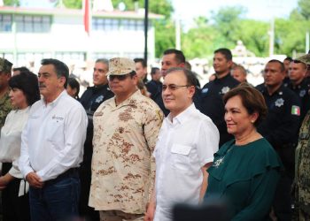 GOBERNADOR ALFONSO DURAZO ENTREGA ARMAMENTO A POLICÍAS DE CAJEME&nbsp;
