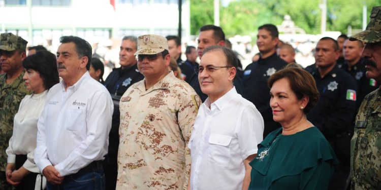 GOBERNADOR ALFONSO DURAZO ENTREGA ARMAMENTO A POLICÍAS DE CAJEME&nbsp;