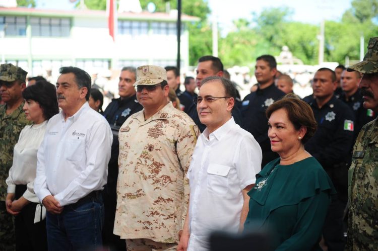 GOBERNADOR ALFONSO DURAZO ENTREGA ARMAMENTO A POLICÍAS DE CAJEME&nbsp;