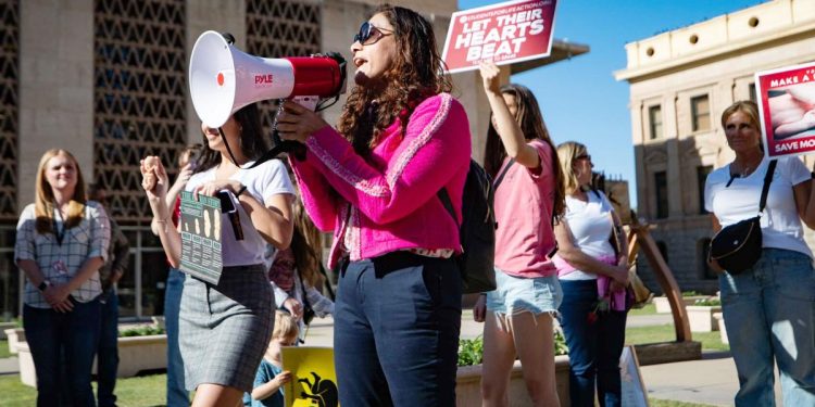 El Senado de Arizona parece dispuesto a eliminar la casi prohibición del aborto de 1864, pero no la Cámara