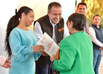 ENTREGA ANTONIO ASTIAZARAN TÍTULOS DE PROPIEDAD A 74 FAMILIAS