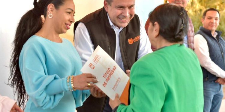 ENTREGA ANTONIO ASTIAZARAN TÍTULOS DE PROPIEDAD A 74 FAMILIAS