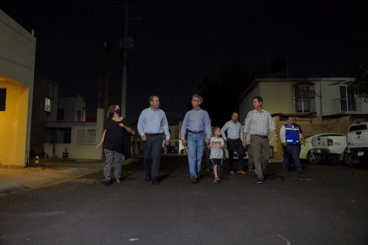 Ahora en Valle Bonito entrega Toño Astiazarán recarpeteo de calle