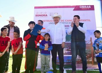 Beneficia gobernador Durazo a familias de Sahuaripa con certeza jurídica, becas e infraestructura deportiva  