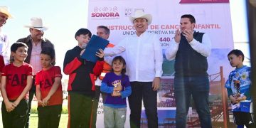 Beneficia gobernador Durazo a familias de Sahuaripa con certeza jurídica, becas e infraestructura deportiva&nbsp;&nbsp;