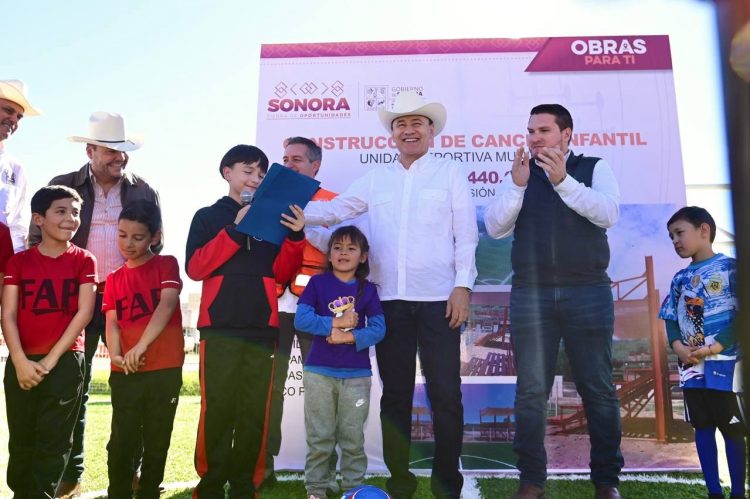 Beneficia gobernador Durazo a familias de Sahuaripa con certeza jurídica, becas e infraestructura deportiva  