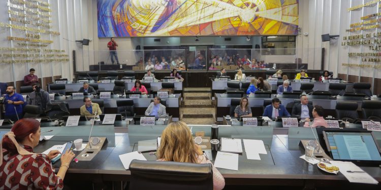 PRESENTAN INICIATIVAS CON PROYECTOS DE LEY Y DE DECRETO EN SESIÓN DEL CONGRESO
