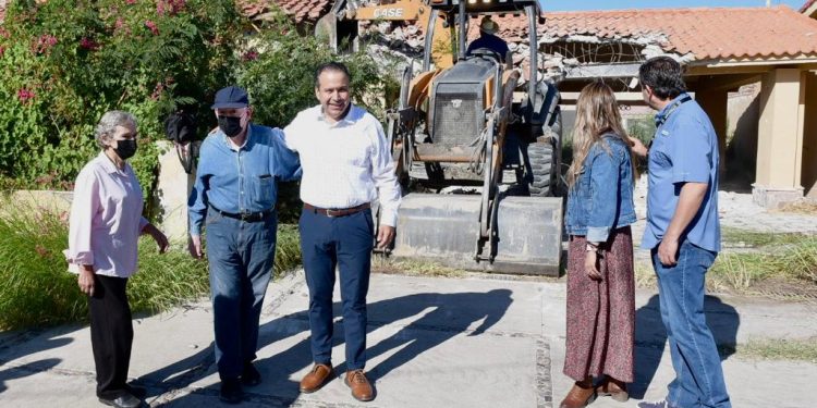 Supervisa Toño Astiazarán demolición de espacio insalubre y de inseguridad