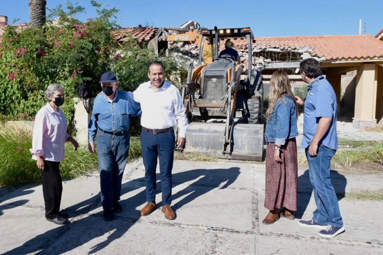 Supervisa Toño Astiazarán demolición de espacio insalubre y de inseguridad