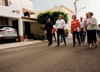 Entrega Toño Astiazarán obras de recarpeteo a familias de fraccionamientos Mónaco y Alcalá