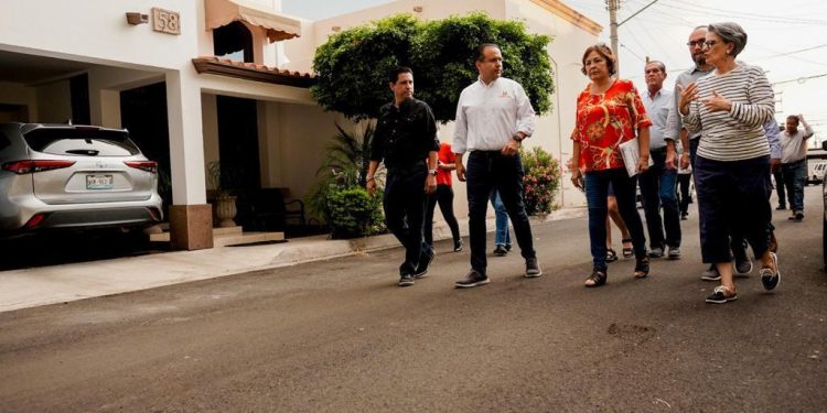 Entrega Toño Astiazarán obras de recarpeteo a familias de fraccionamientos Mónaco y Alcalá