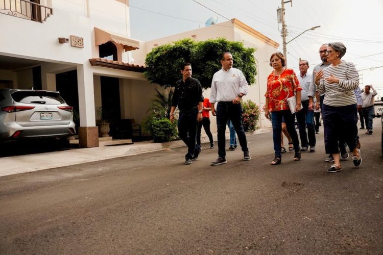 Entrega Toño Astiazarán obras de recarpeteo a familias de fraccionamientos Mónaco y Alcalá