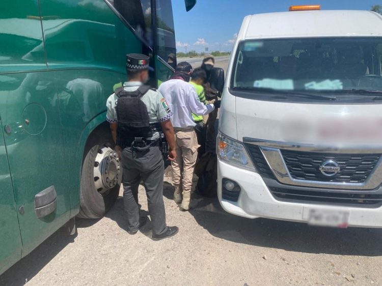 GUARDIA NACIONAL Y EL INM AUXILIAN A 520 PERSONAS MIGRANTES EN CARRETERAS DE SONORA
