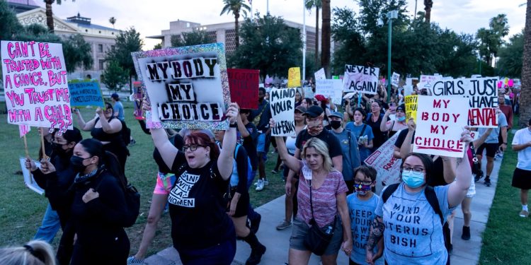 Propuesta busca que el derecho al aborto sea constitucional en Arizona