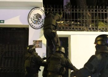 La Unión Europea y Noruega condenan el asalto a la embajada de México en Ecuador